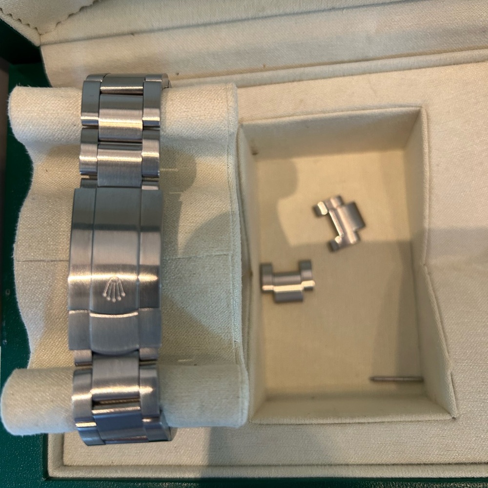 Stainless Steel Men's Watch - Black Dial- Quartz- New With Box - Picture 2 of 2